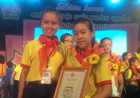 Đặng Lan Hương (bên phải) tại Liên hoan “Chỉ huy đội giỏi” toàn quốc lần thứ II năm 2013.